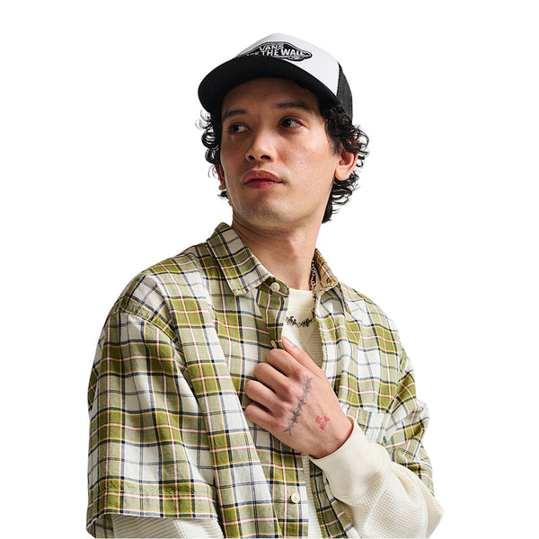 Gorra Trucker unisex color blanco y negro